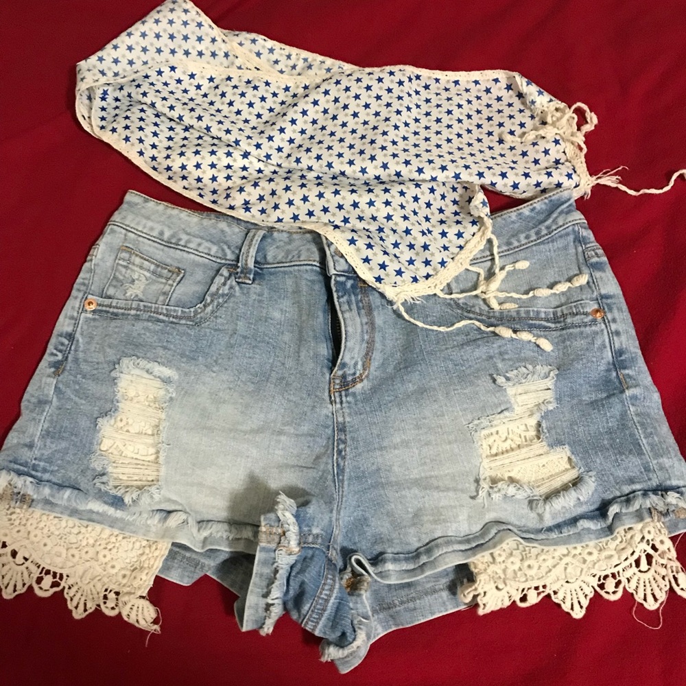 Belted short jean shorts with crochet embellished